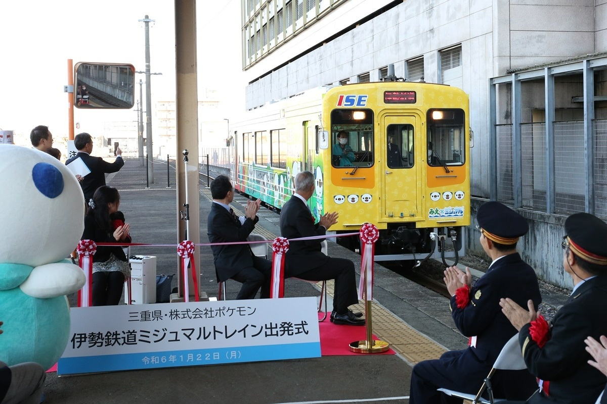 津駅1番ホームに入線する「伊勢鉄道ミジュマルトレイン」