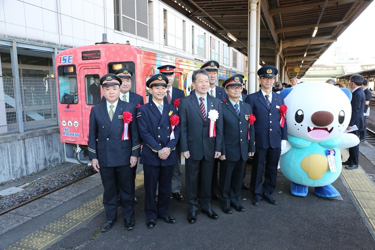 出発式には県内の全8社の鉄道会社が参加。三重の鉄道を盛り上げる機運が高まります