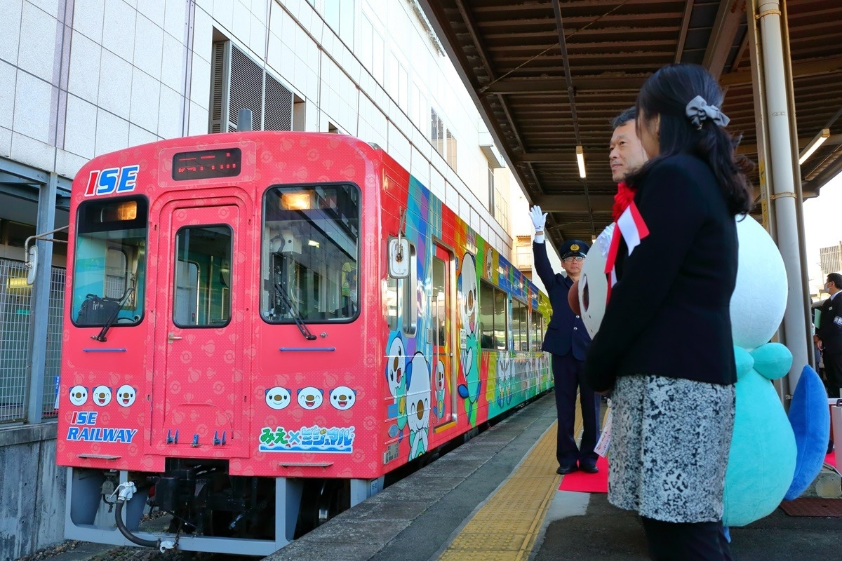 出発合図を送る伊勢鉄道の渡邉博昭運輸部長